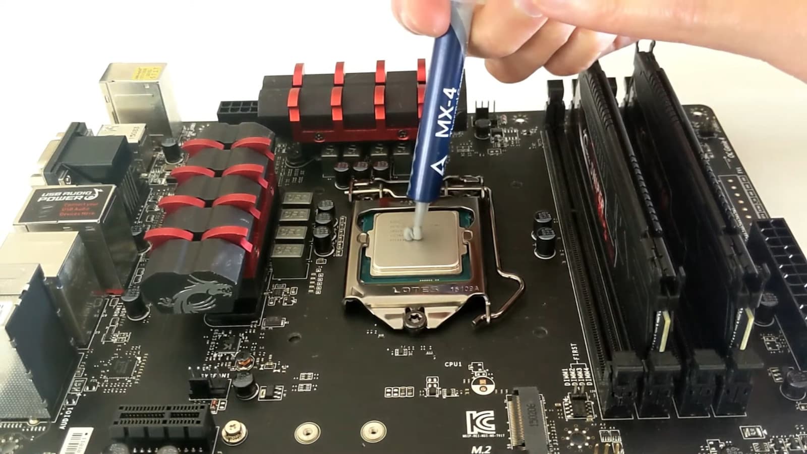 Applying thermal paste on CPU